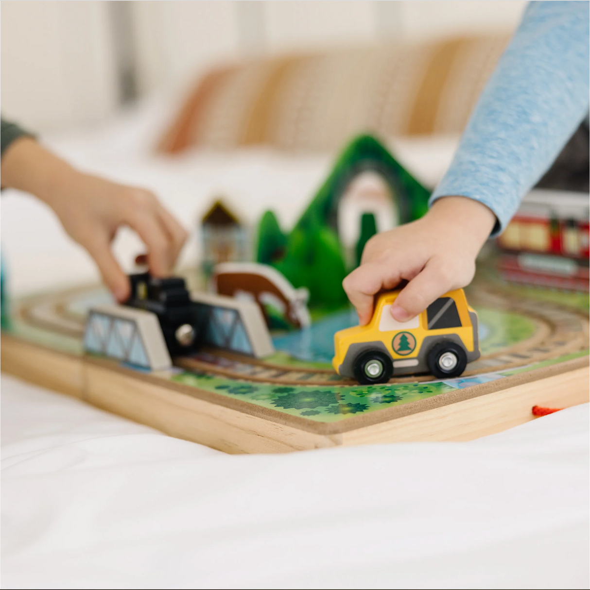 Melissa & Doug's Take-Along Railroad